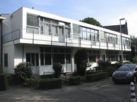 905429 Gezicht op de voorgevels van de door architect-meubelmaker Gerrit Rietveld (1888-1964) ontworpen woningen Robert ...
